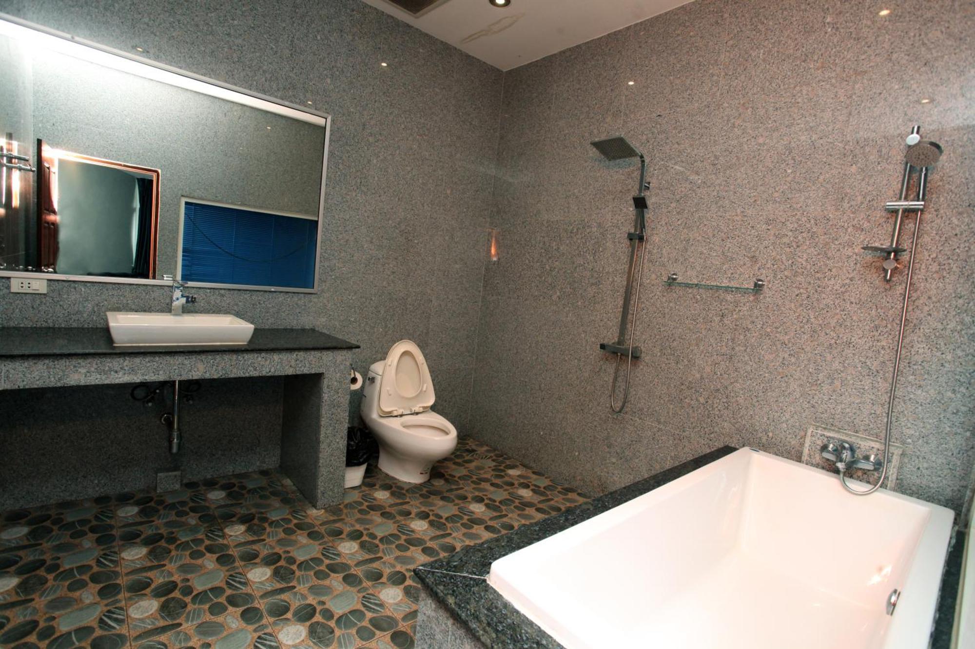 Koenig Hotel Pattaya Near Walking Street Bagian luar foto