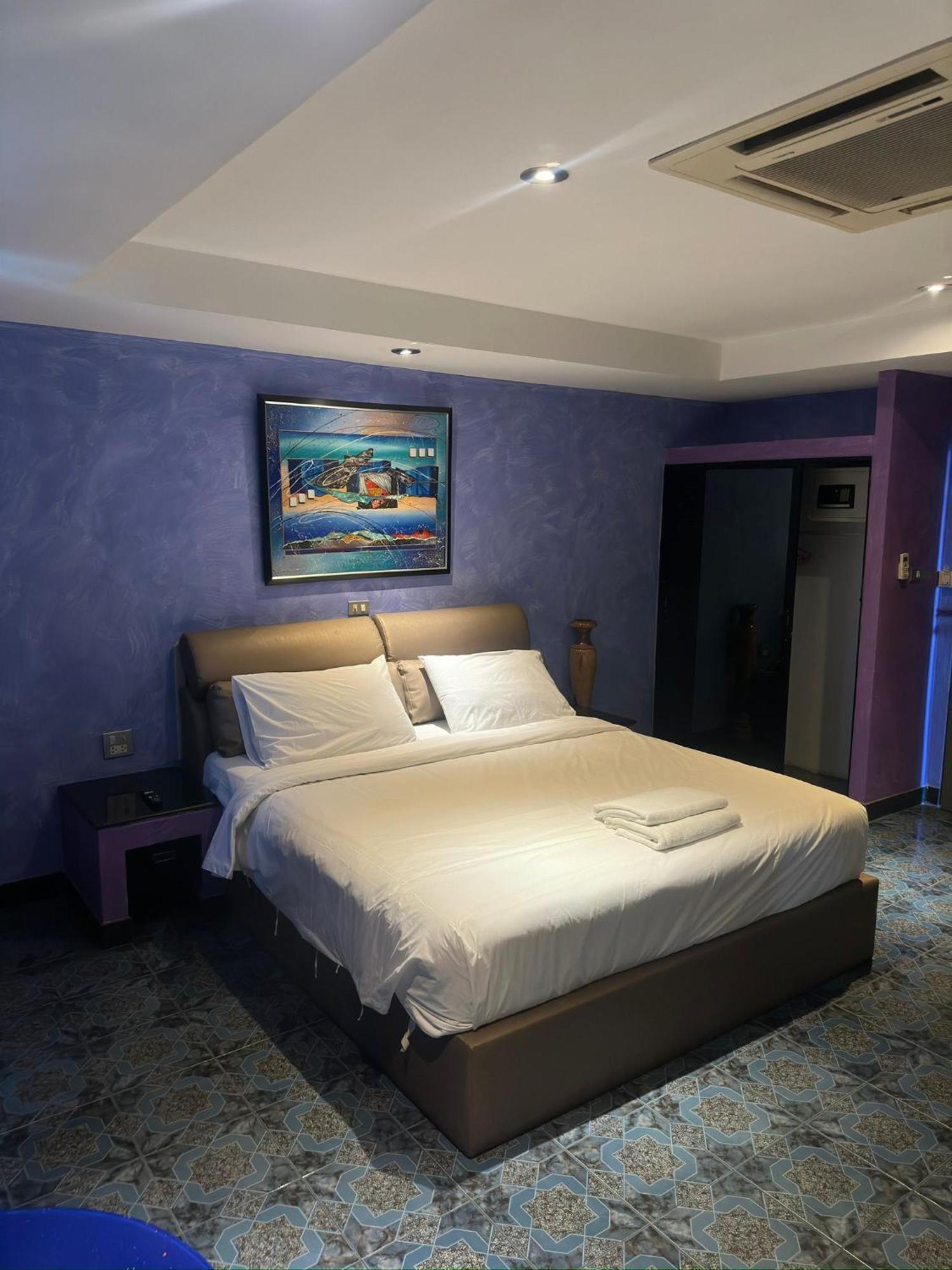 Koenig Hotel Pattaya Near Walking Street Bagian luar foto