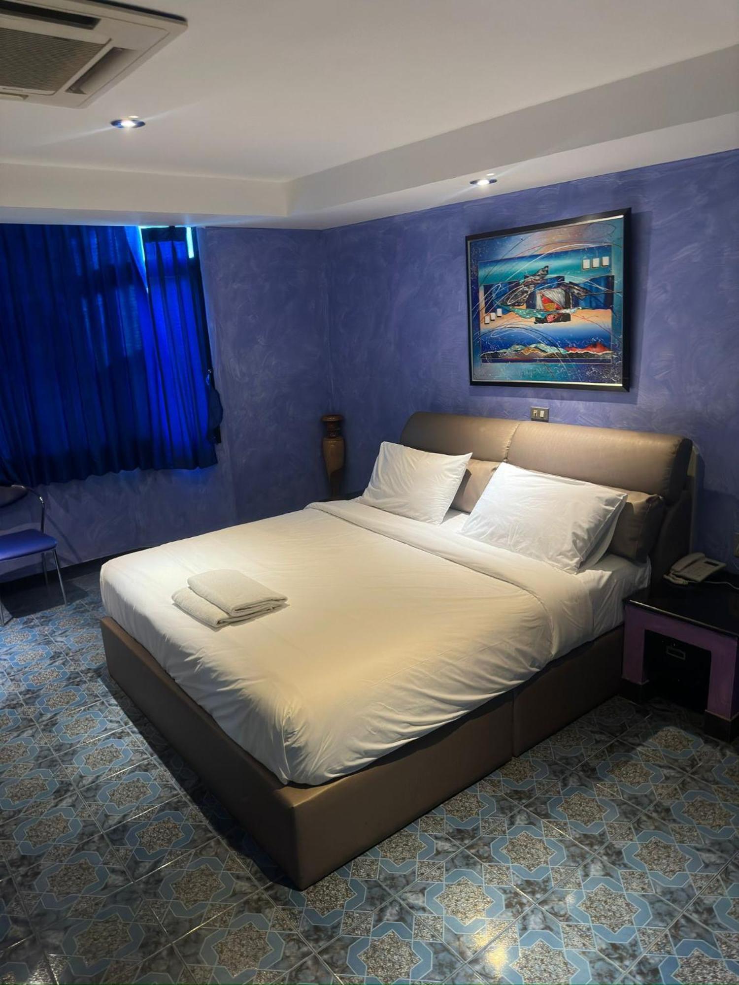 Koenig Hotel Pattaya Near Walking Street Bagian luar foto